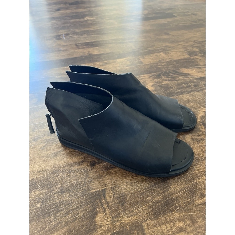 Leather hippie granola Flat Sandals euro  6 asymmetric luxury medieval Parisian